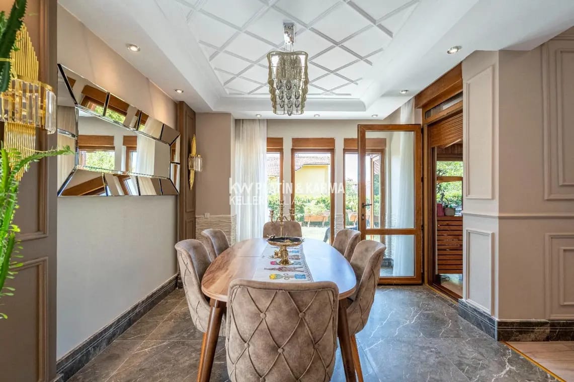 Güvenlikli Sitede Tam Müstakil, Havuzlu, Kapalı Garajlı Lüks Villa