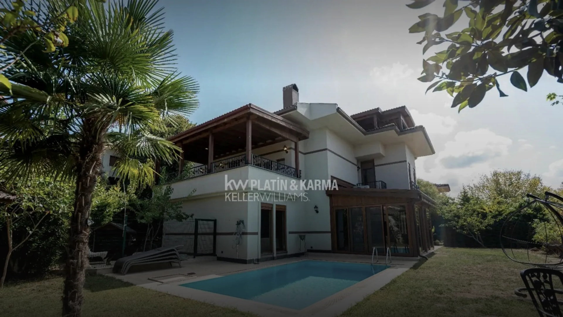 Sarıyer, Uskumruköy’de bahçeli ve havuzlu bir villa — Esra Temizel portföyünden