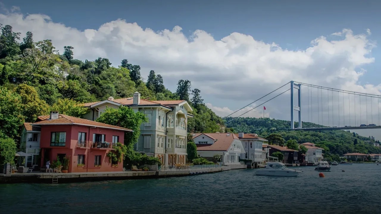 Sarıyer’de Boğaz kıyısındaki yalılar ve arkada Fatih Sultan Mehmet Köprüsü